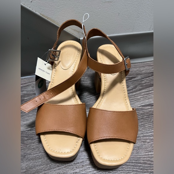 COPY - Woman’s sandals size 11 - Picture 1 of 5